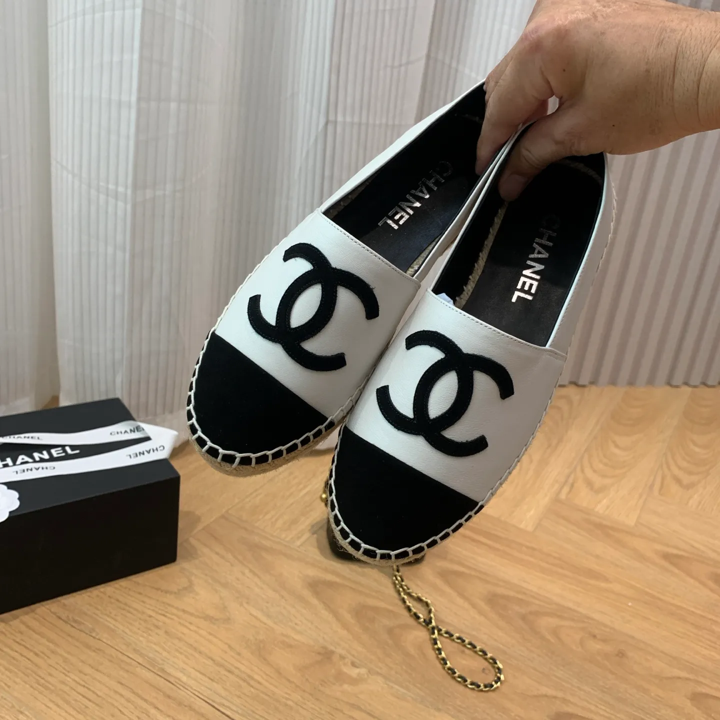 👟👟Ex-factory price 440👟👟 👑New colors are coming ✌️New version of Chanel fisherman shoes is coming❗️Delivered in a full set of top-notch packaging. The quality of my fisherman shoes has not been introduced much, everyone who has had them knows it! The original customized upper, and my outsole is the original translucent outsole, the opaque outsole is the wrong version, full set of authentic packaging ❗️ size: 35-40, running price